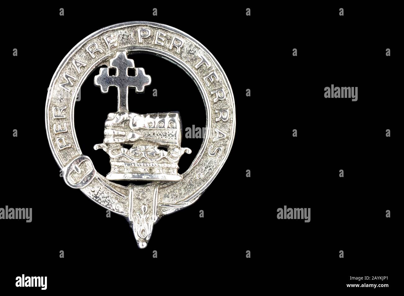 Lo stemma della famiglia del clan MacDonald scozzese è isolato su nero Foto Stock