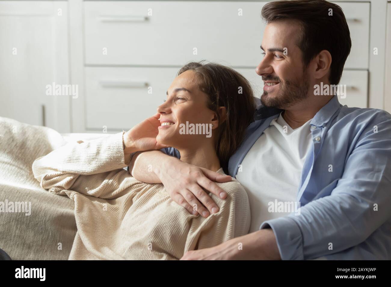 Felice giovane coppia rilassarsi guardare a distanza sognare Foto Stock
