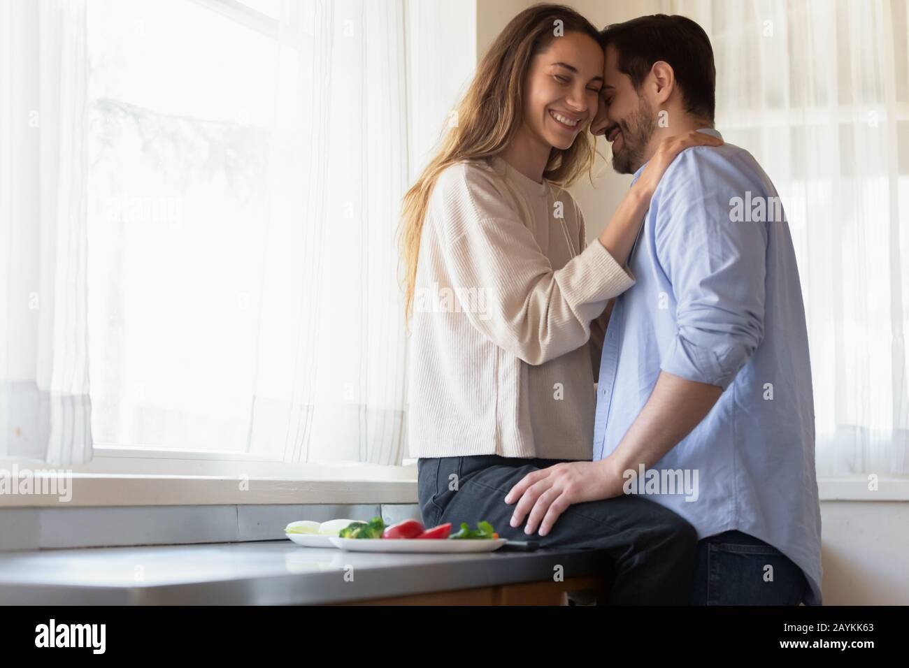 Amare felice sposi cudddddle cucina in cucina a casa Foto Stock