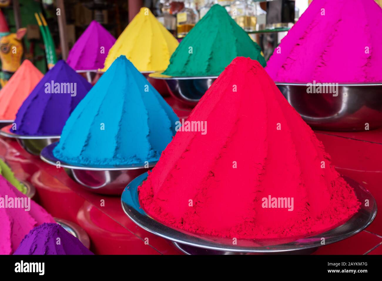 Mucchi colorati di coloranti in polvere utilizzati per il festival Holi Foto Stock