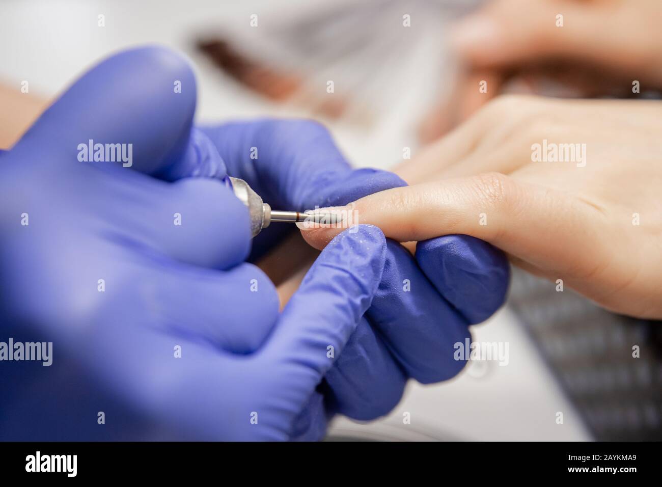Closeup automatico manicure pulitore per punte per unghie donne Foto Stock