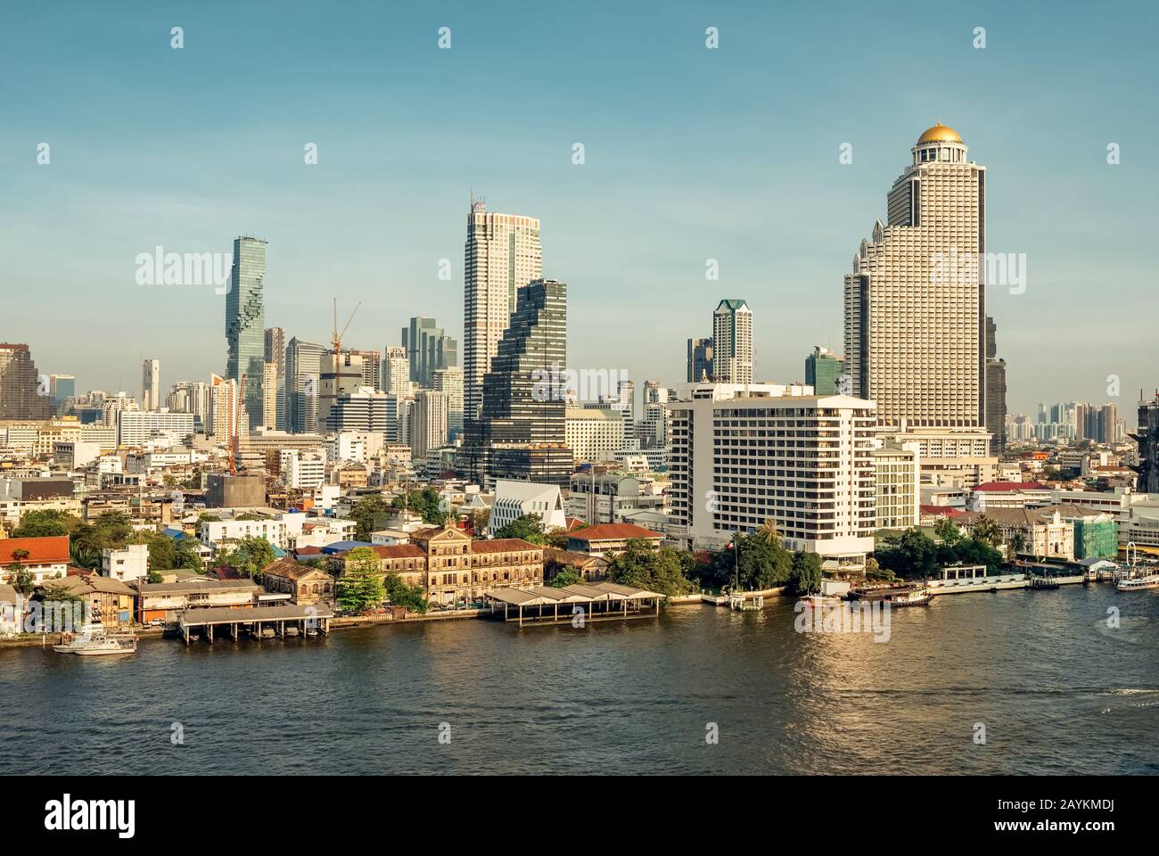 Bangkok skyline e grattacieli aziendali al fiume Chaopraya Foto Stock