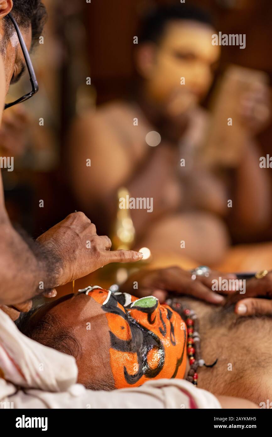 Gli artisti non identificati fanno il punto prima dello spettacolo tradizionale del teatro Kathakali in Kerala, India. Foto Stock