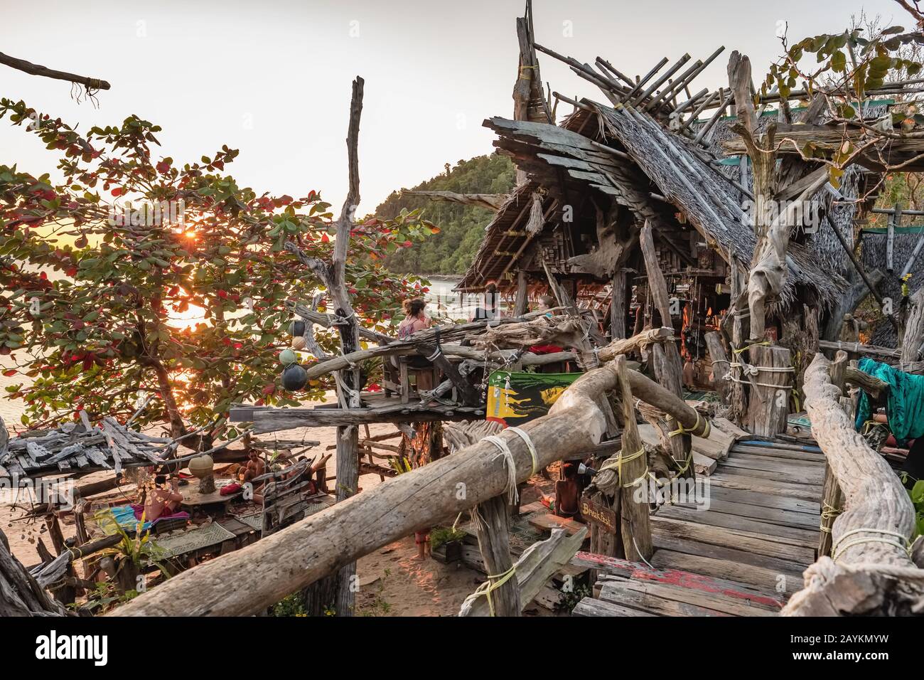 Famoso Hippie Bar realizzato da driftwood su Ko Phayam island Foto Stock