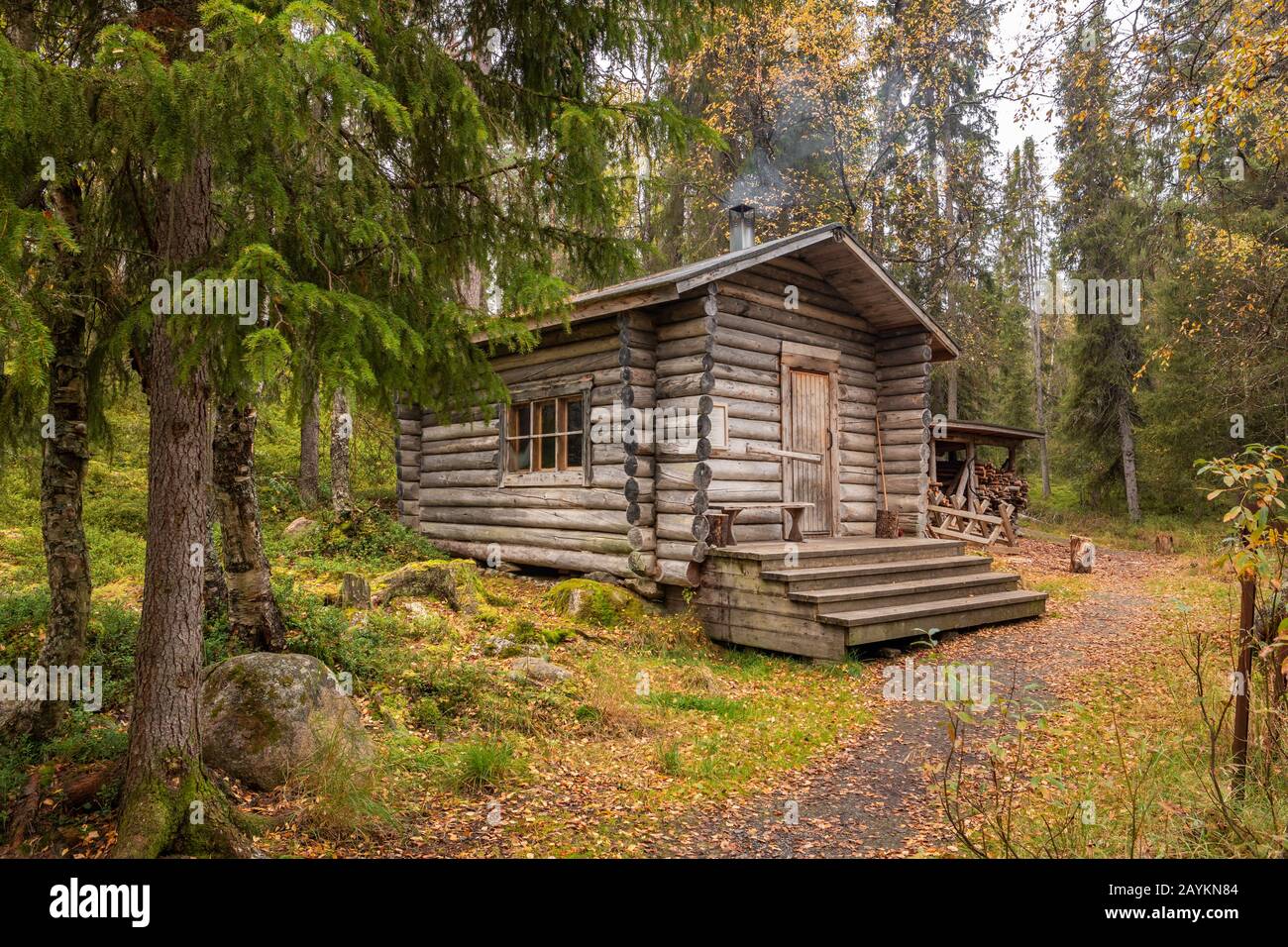 Tradizionale rifugio in legno nel parco nazionale di Oulanka, Finlandia Foto Stock