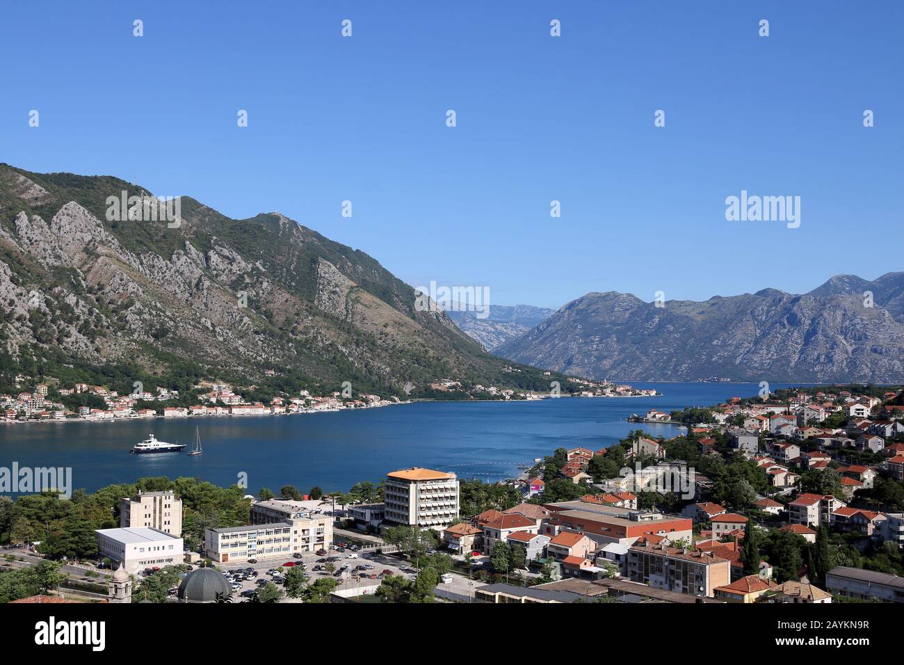 Città e baia di Cattaro in estate paesaggio Montenegro Foto Stock