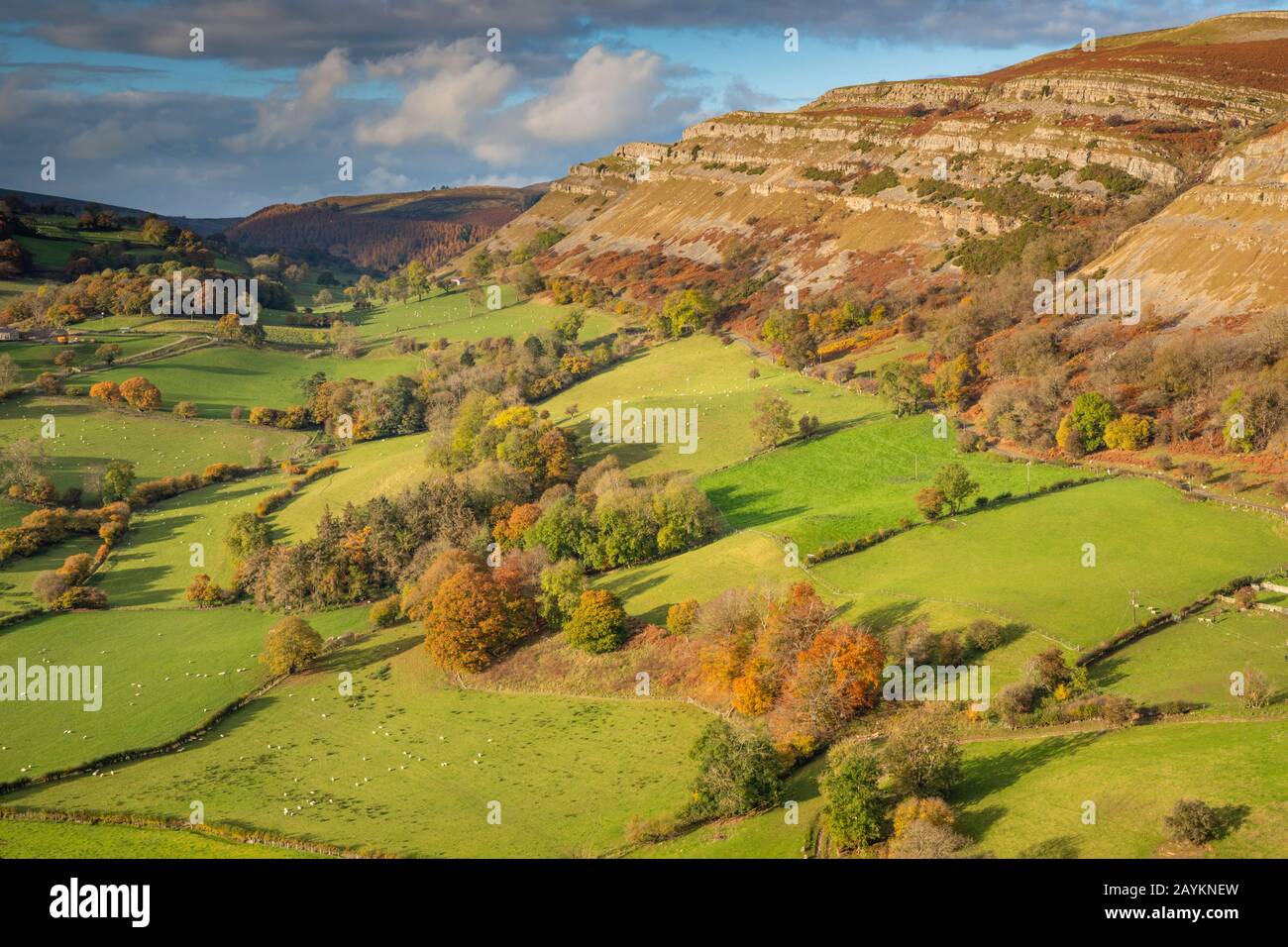 Eglwyseg Rocks vicino a Lllangollen cattura da Castell Dinas Bran. Foto Stock
