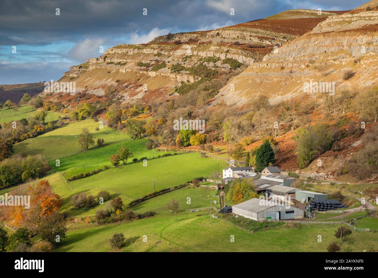 Eglwyseg Rocks vicino a Lllangollen cattura da Castell Dinas Bran. Foto Stock