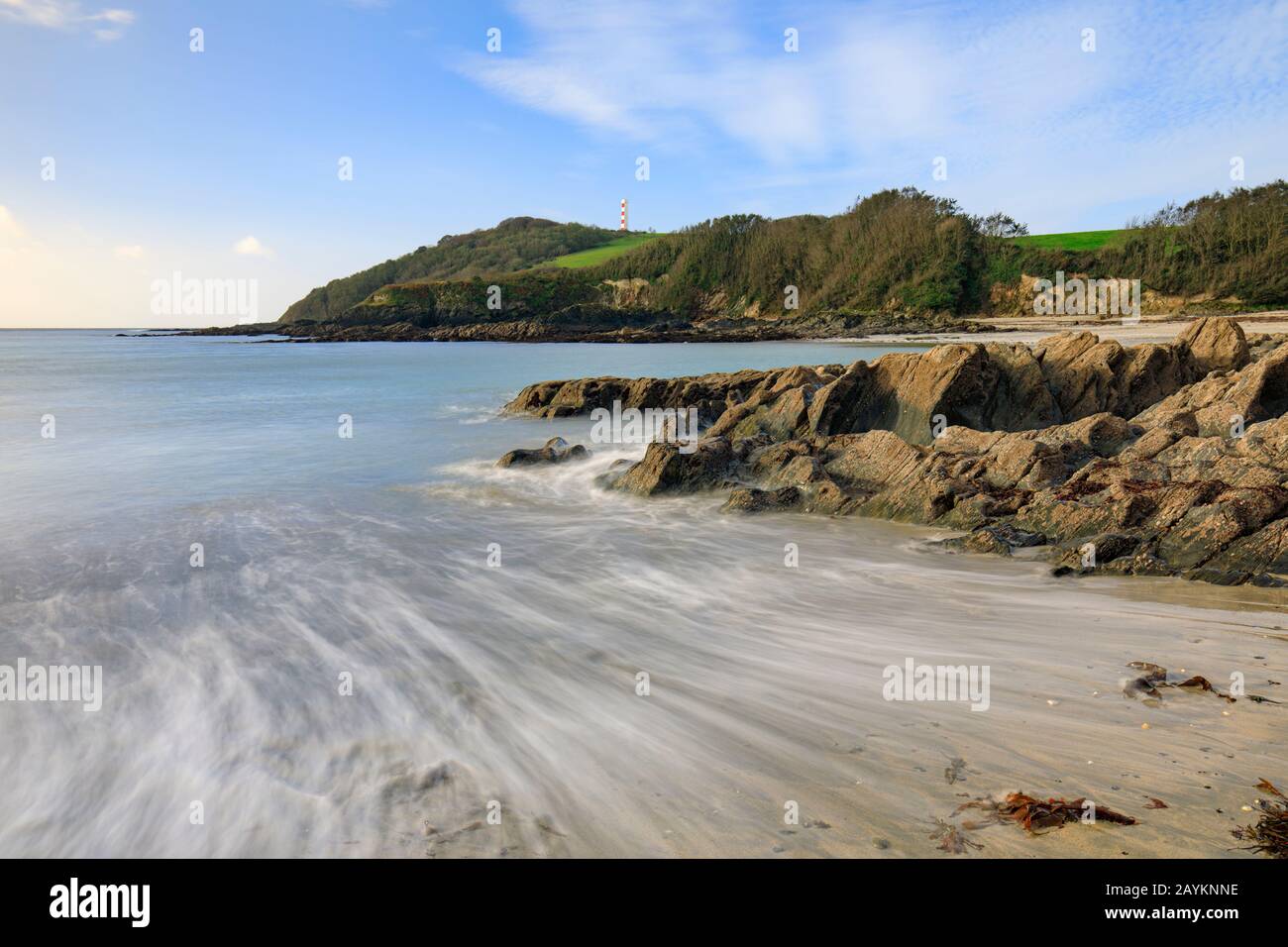Polridmouth Cove con Gribbin Head in lontananza. Foto Stock