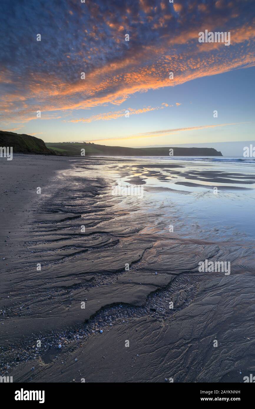 Pendower Beach all'alba. Foto Stock