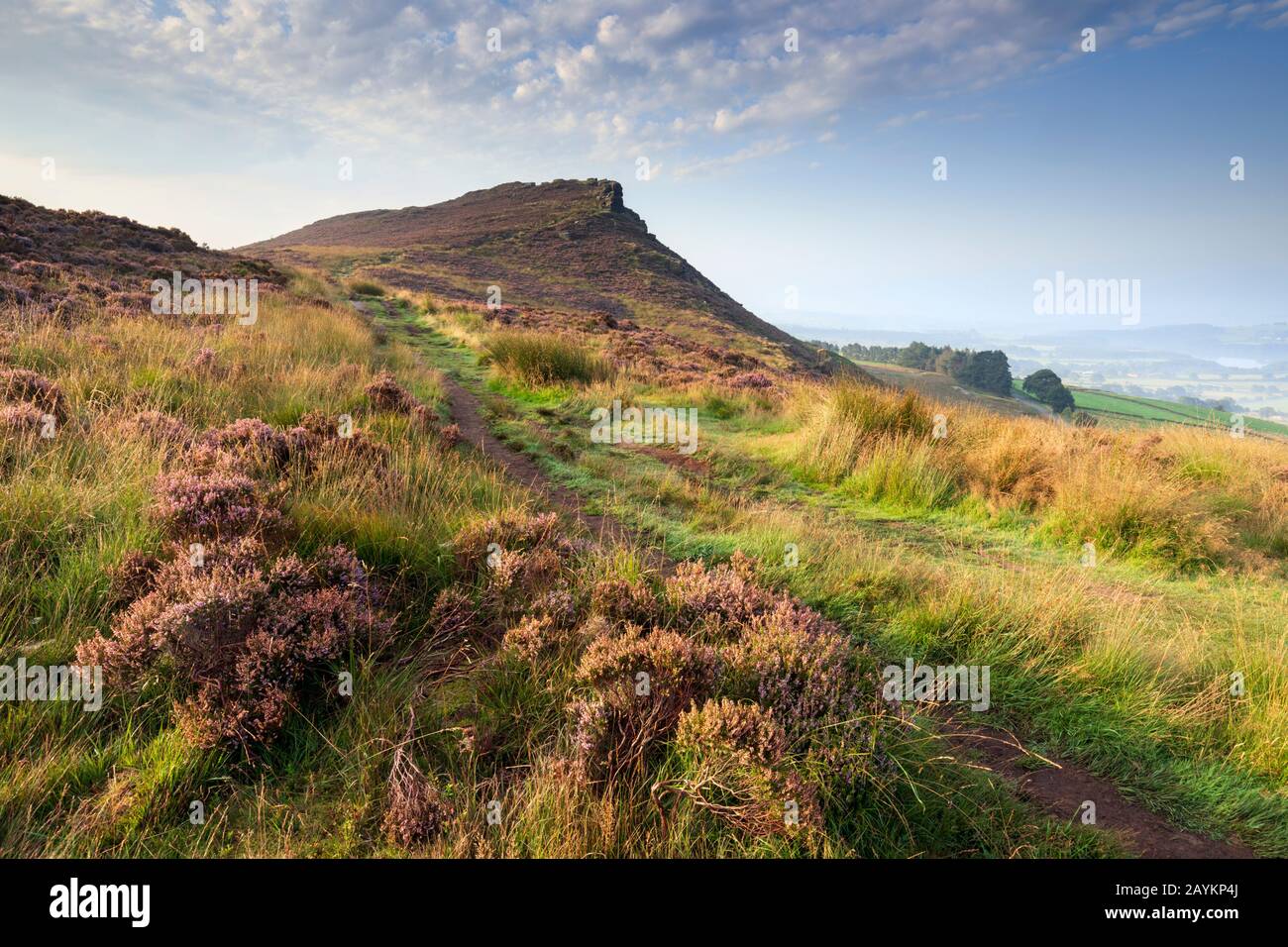 La vista verso Hen Cloud da vicino ai Roaches nel Parco Nazionale del Peak District. Foto Stock