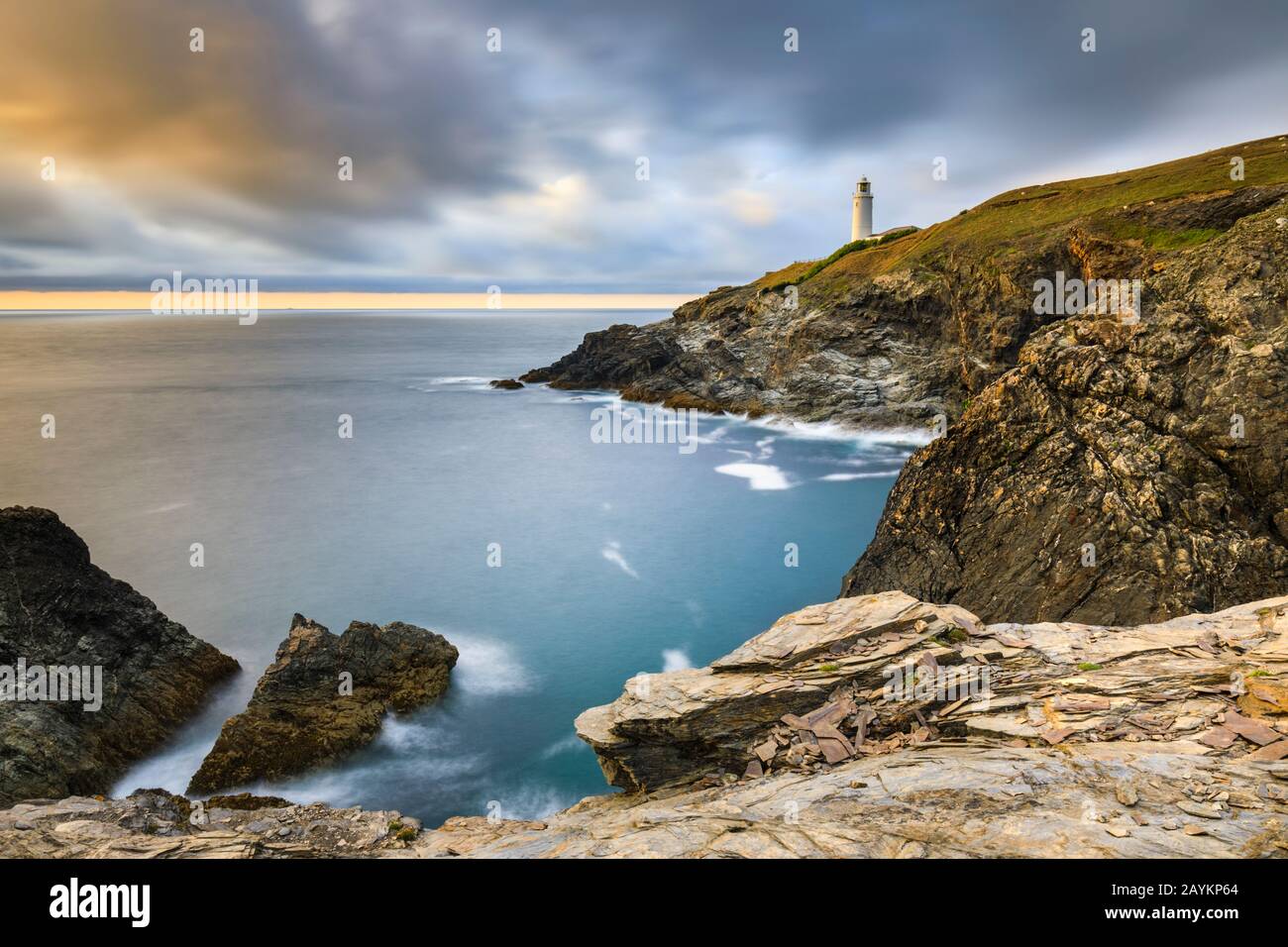 Trevose Head Lighthouse sulla costa settentrionale della Cornovaglia al tramonto, Foto Stock