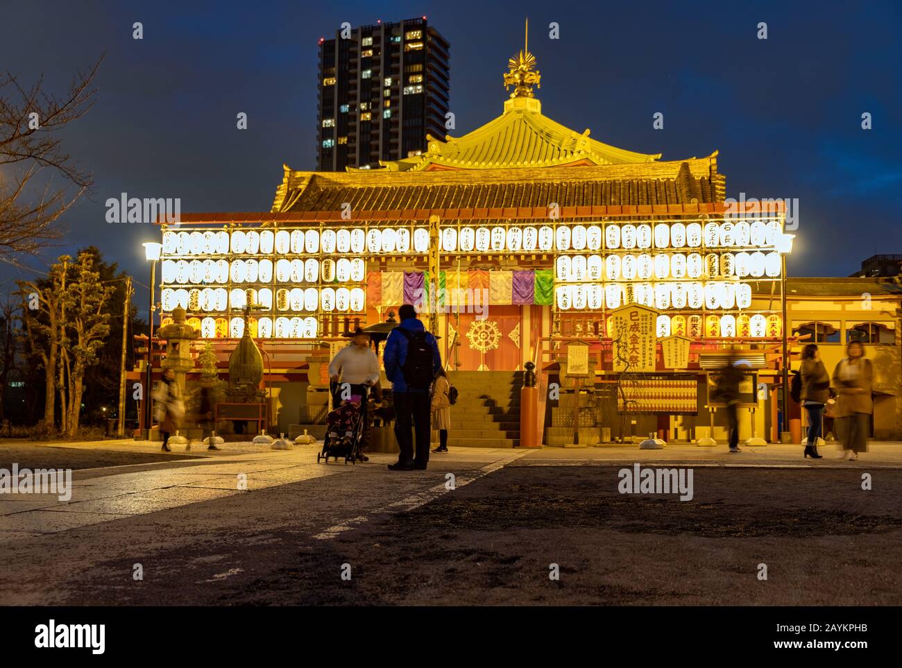 Shinobazunoike Bentendo Tempio di notte sotto la luce delle lanterne. Foto Stock