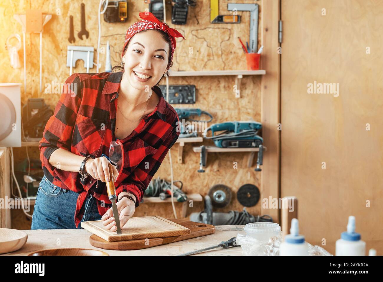 Asian Woman artigian crea prodotti in legno per la vendita nel suo negozio. Concetto di design e artigianato Foto Stock