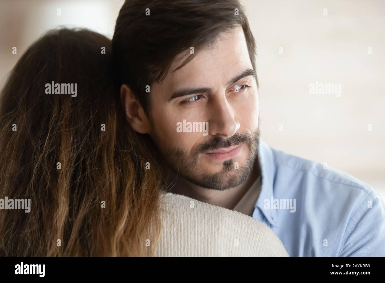 Il giovane pensoso abbraccia moglie pensa ai problemi di rapporto Foto Stock