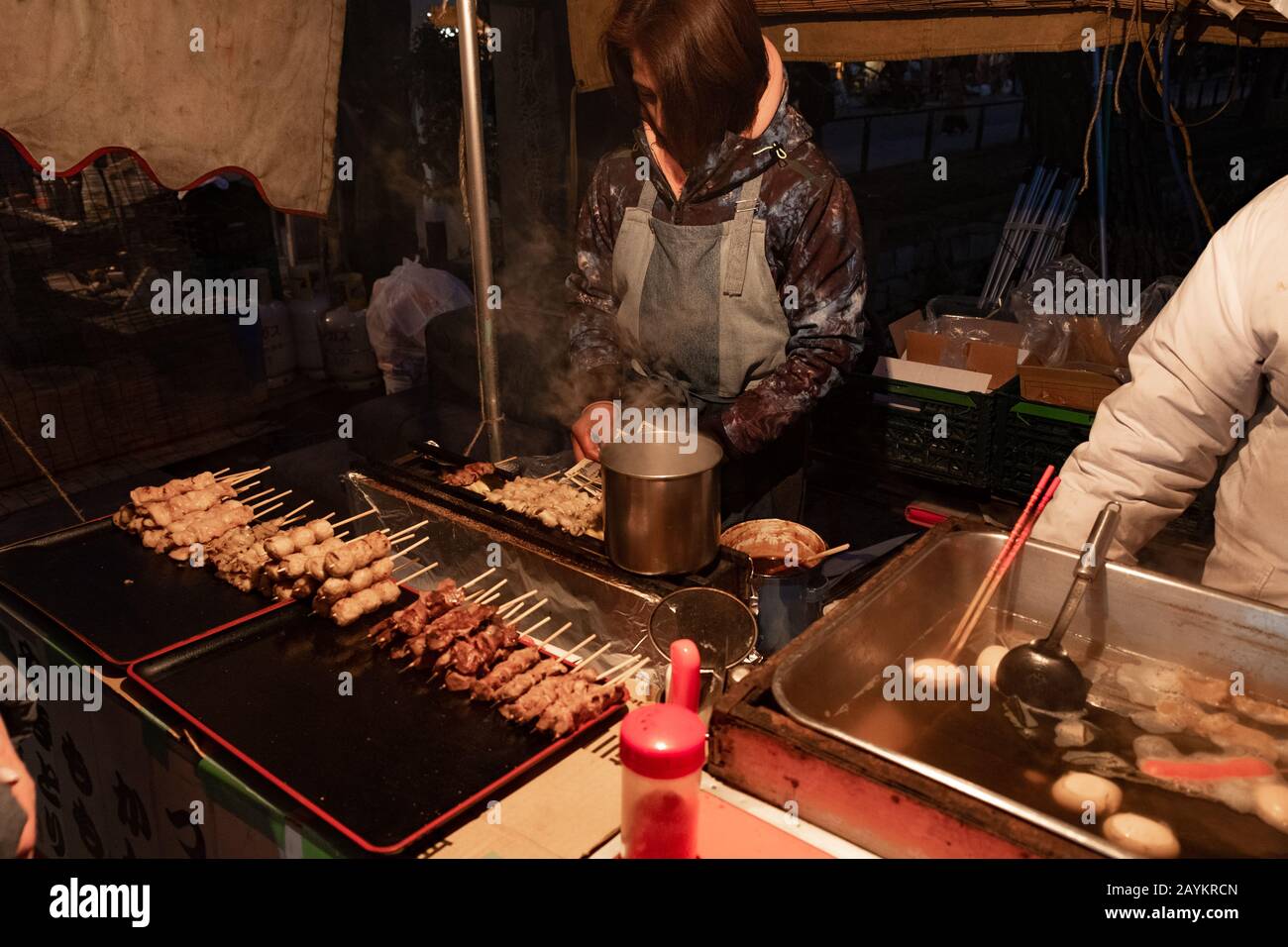 Shinobazunoike Bentendo Tempio di notte sotto la luce delle lanterne. Foto Stock