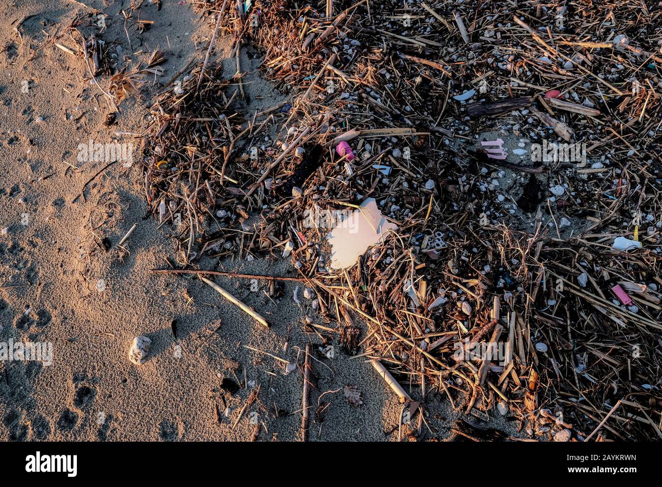 Plastica industriale Immondizia inquinamento dopo inverno mare tempesta costa, danni natura Foto Stock