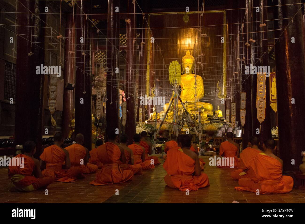Cerimonia notturna nel tempio buddista di Chiang mai, Thailandia. Foto Stock