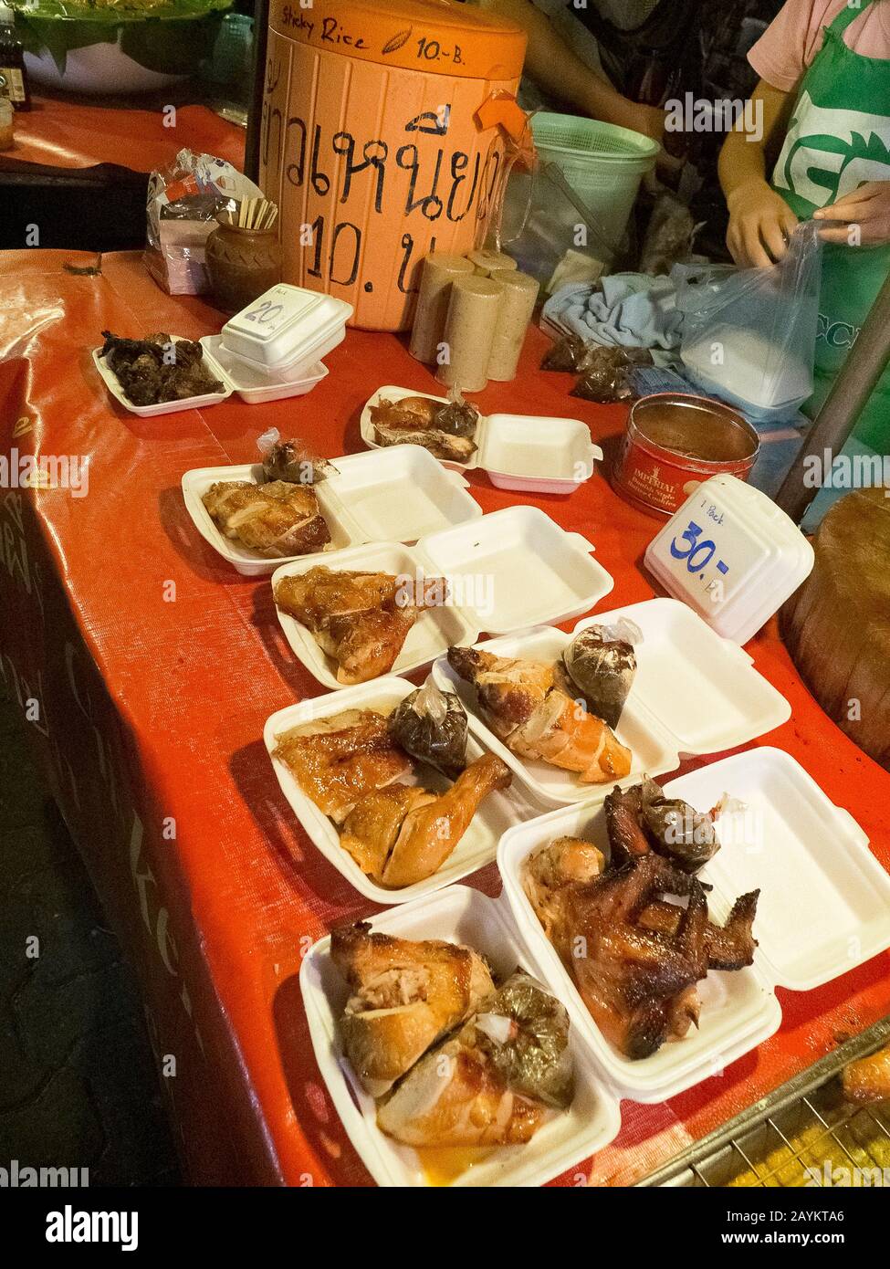 Street food stallo vicino al mercato notturno di Chiang mai, Thailandia. Foto Stock