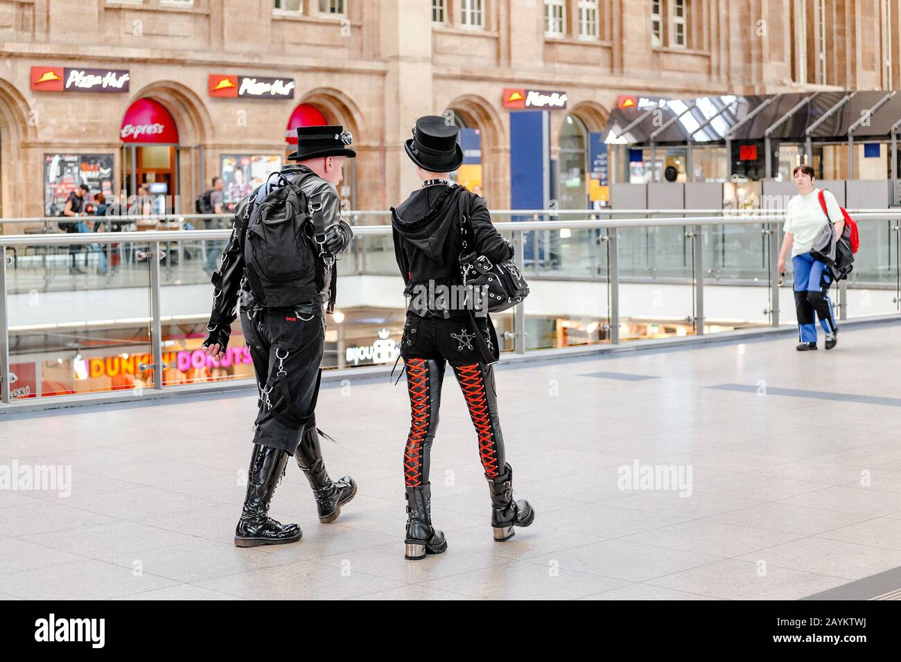 21 maggio, LIPSIA, GERMANIA: Tifosi di metalli pesanti, metalheads a piedi alla stazione ferroviaria. Festival annuale Gotico di Lipsia Foto Stock