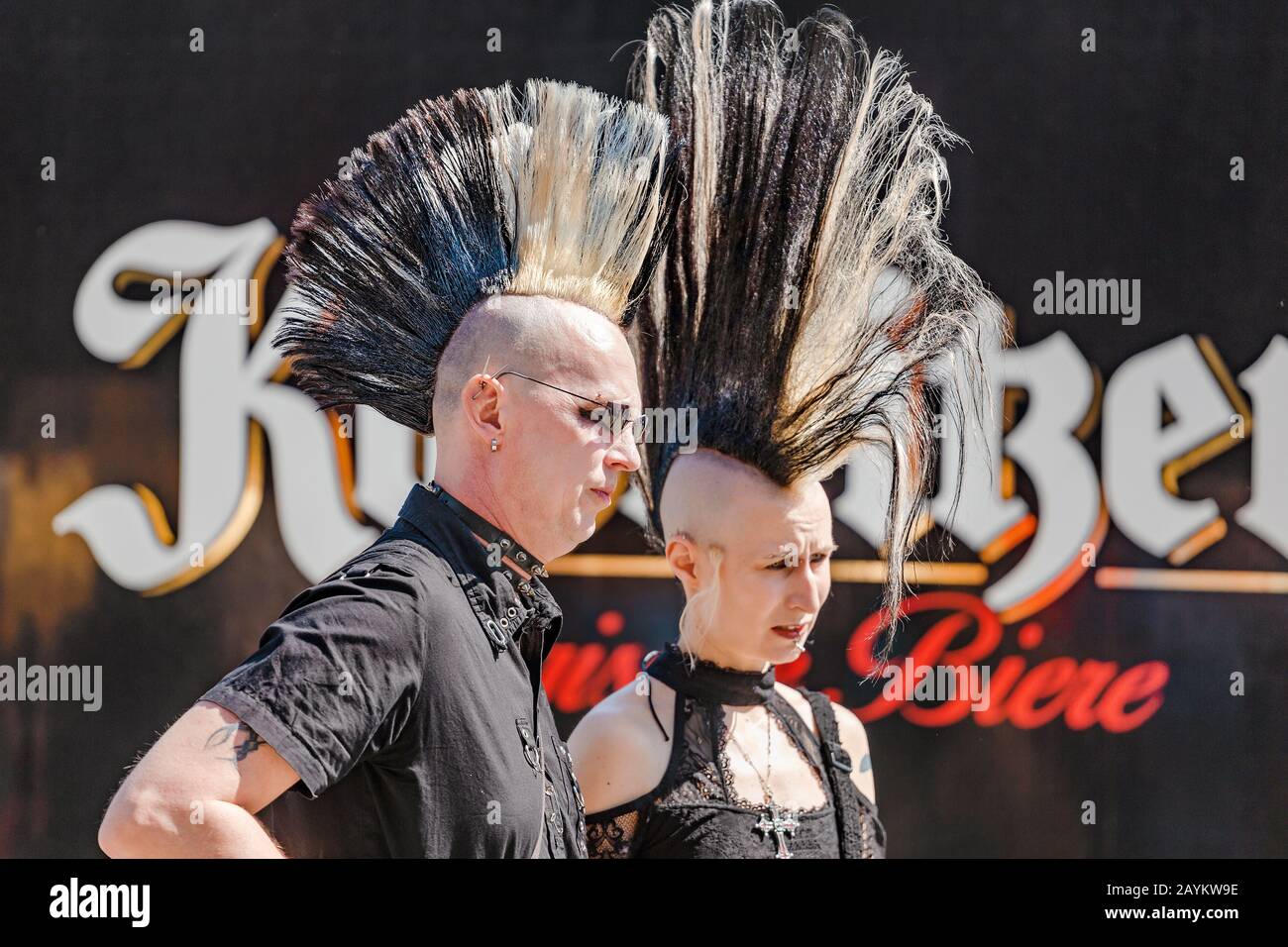 Lipsia, GERMANIA - 21 MAGGIO 2018: Espressive punk metalhead con un haircut Iroquois al festival annuale di Lipsia Foto Stock