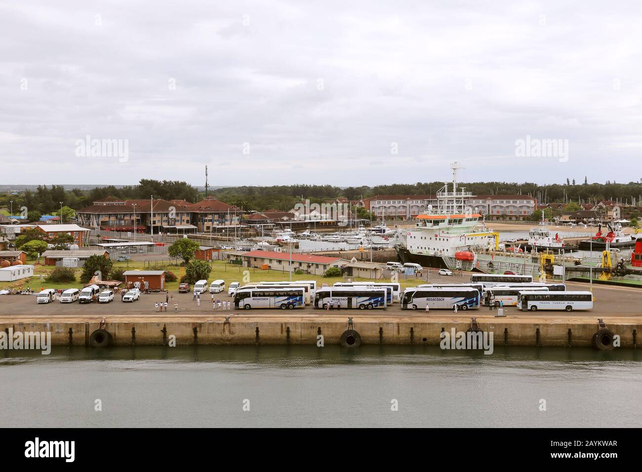 Gli autobus attendono una nave da crociera, Small Craft Harbour, Tuzi Gari, Richards Bay, il distretto di King Cetshwayo, la provincia di KwaZulu-Natal, il Sudafrica, l'Africa Foto Stock
