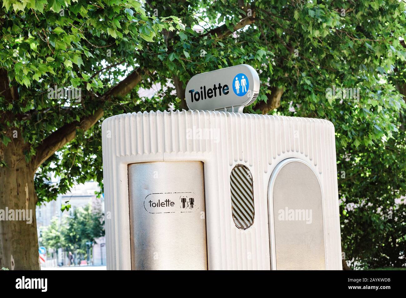 toilette automatica sulla strada in Europa Foto Stock