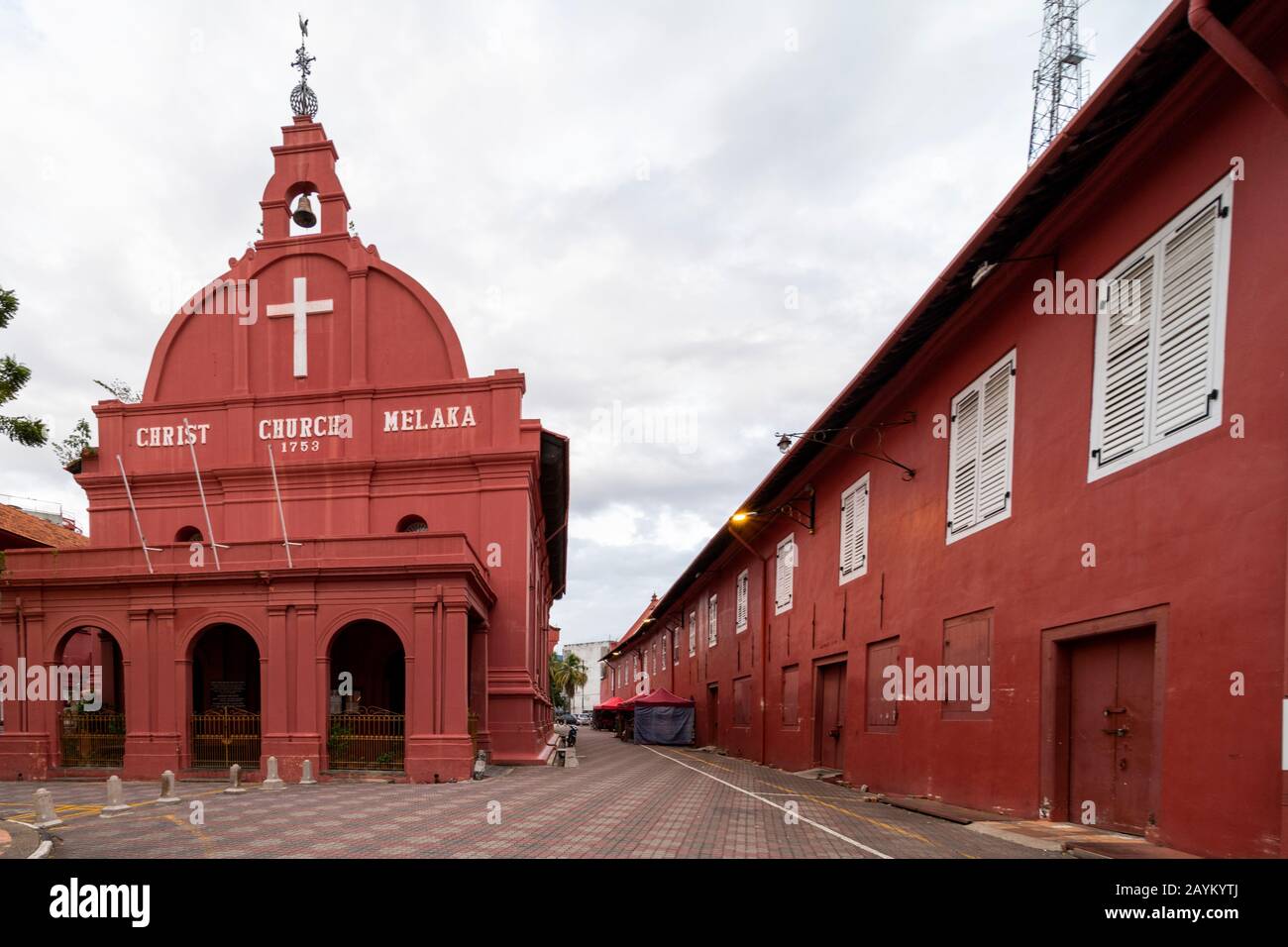 Malacca (Melaka) tipico edificio coloniale rosso in Piazza Olandese. Malacca è Una delle città patrimonio dell'umanità Dell'Unesco sullo stretto di Melaka. Foto Stock