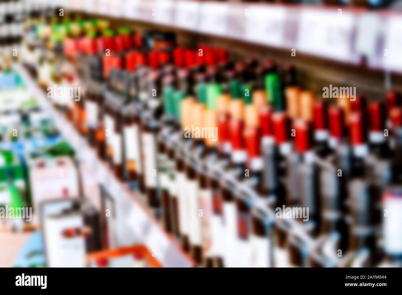 Ripiani sfocati con diverse bottiglie di alcol Foto Stock