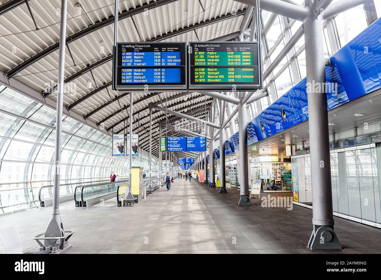 Lipsia, GERMANIA - 23 MAGGIO 2018: Interni della moderna sala dell'aeroporto di Halle con orario Foto Stock