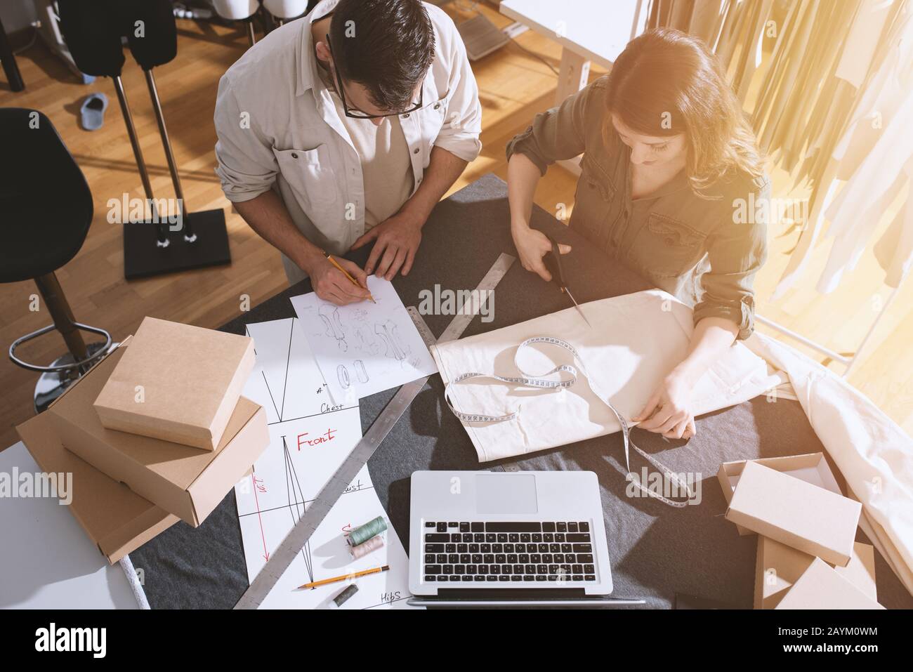 Team Seamstes pronto a spedire il pacchetto al cliente con abiti nuovi Foto Stock