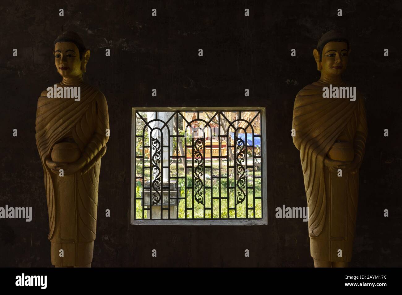 Statue Di Buddha All'Interno Del Tempio Di Wat Ek Phnom, Battambang, Cambogia, Asia Foto Stock