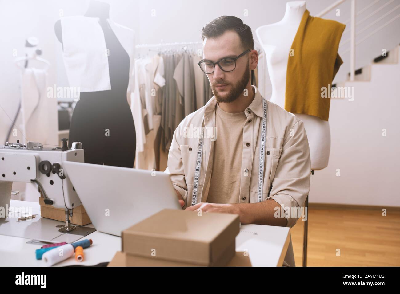 Saramstress lavora a nuovi vestiti ordinati da internet client Foto Stock