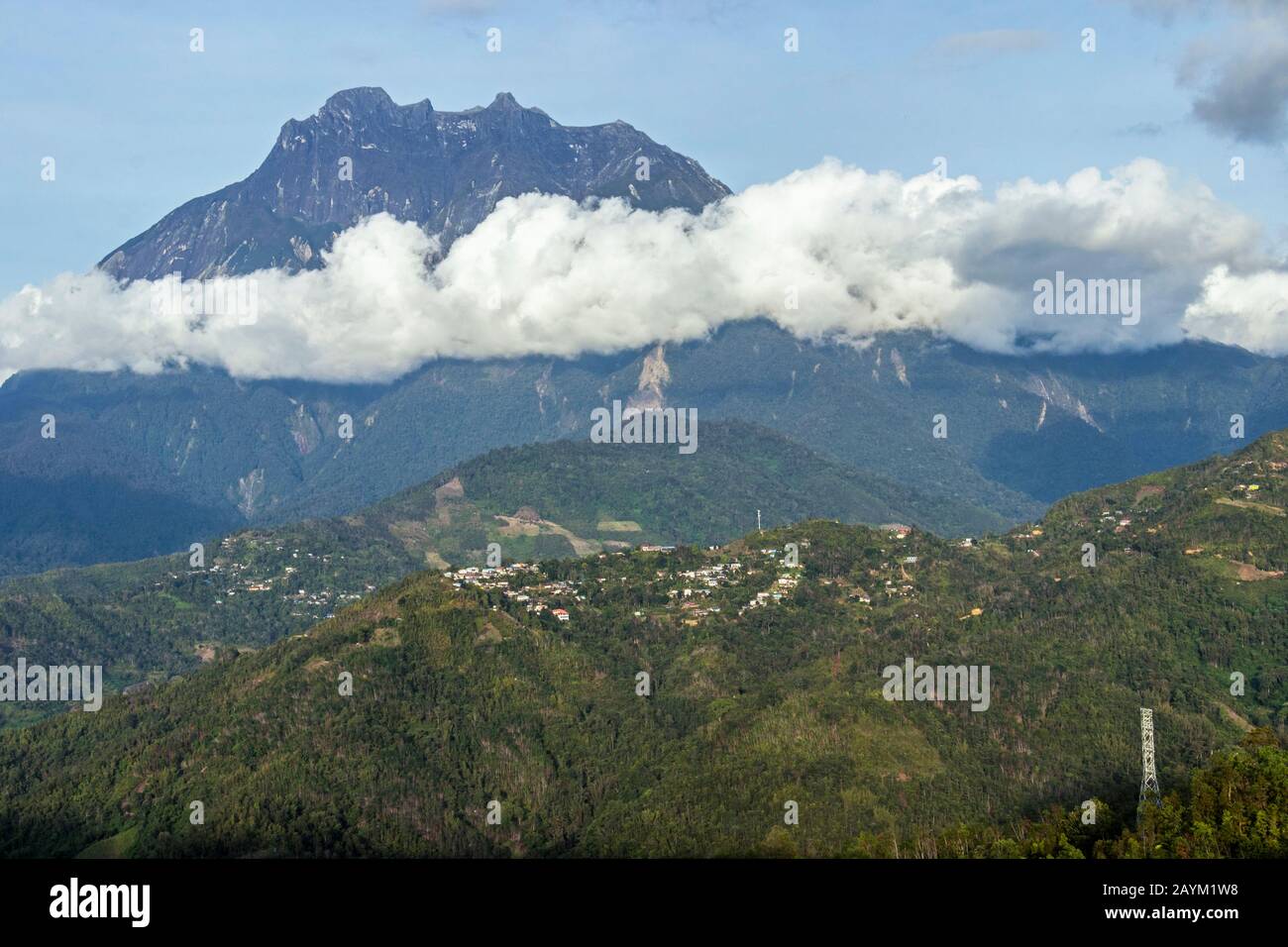 Monte Kinabalu coperto di nuvole e nebbia Sabah Borneo Malesia Foto Stock