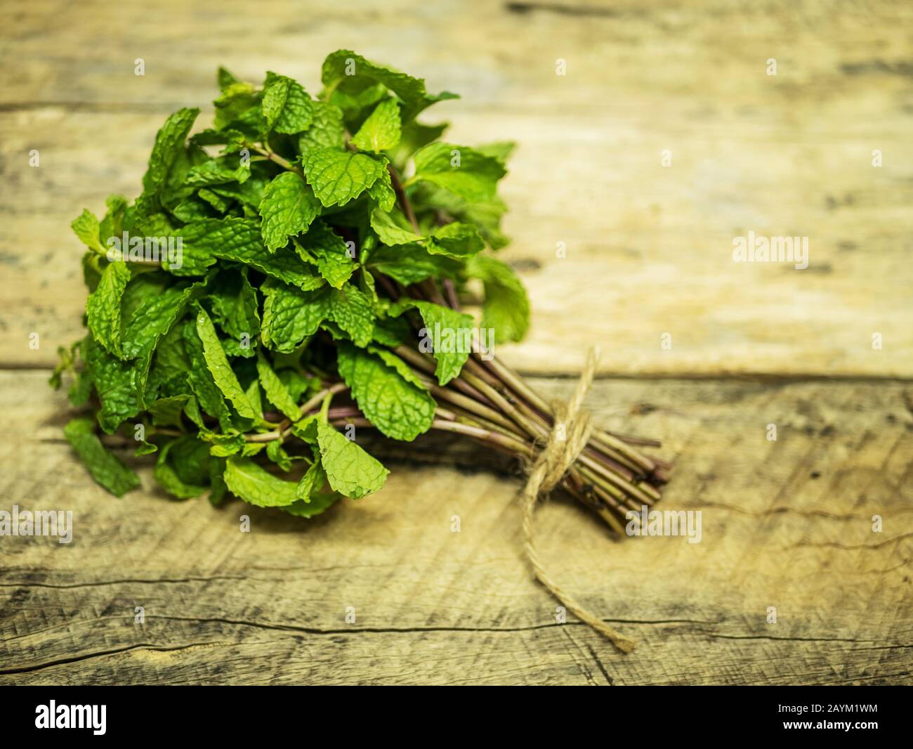 mazzo di menta verde fresca su tavolo di legno Foto Stock
