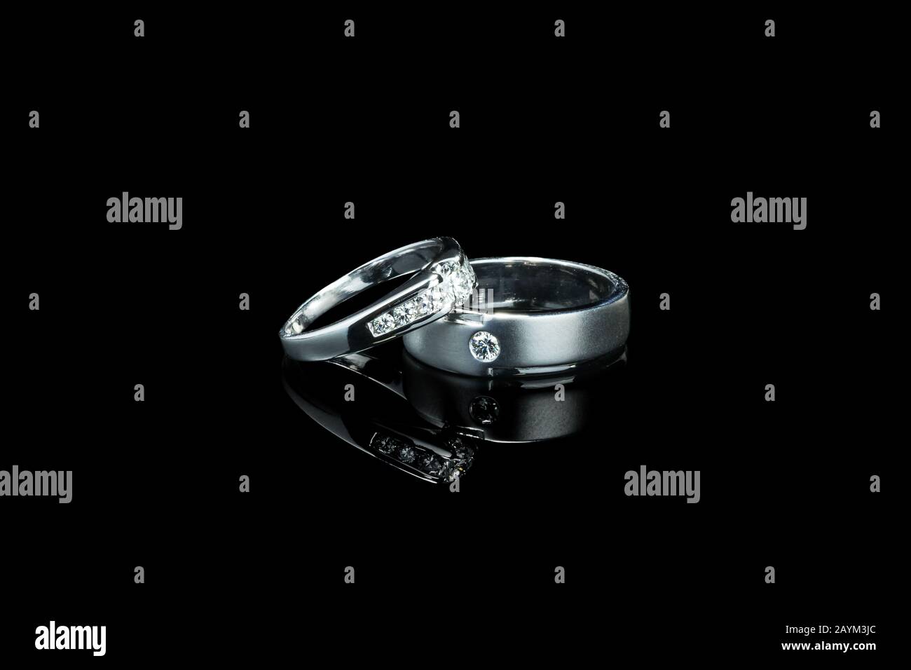 coppia di anelli di diamante di lusso per sposa e sposo isolati su sfondo  nero con riflessione ombra e spazio di copia. anello di coppia per  matrimonio Foto stock - Alamy