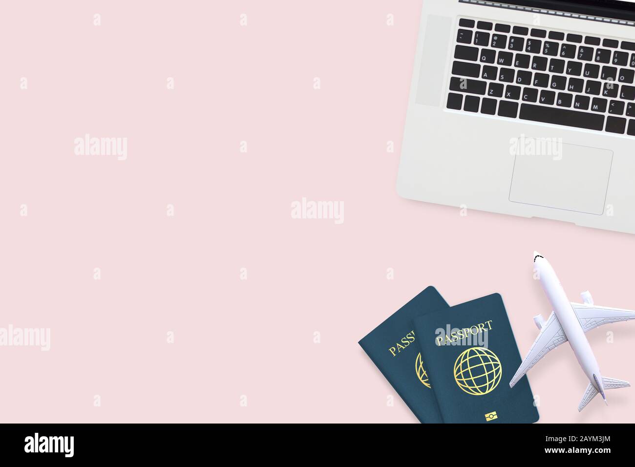 posa piatta di passaporto, modello piano bianco e computer portatile su sfondo rosa pastello con spazio copia. viaggio, visto e concetto di vacanza Foto Stock
