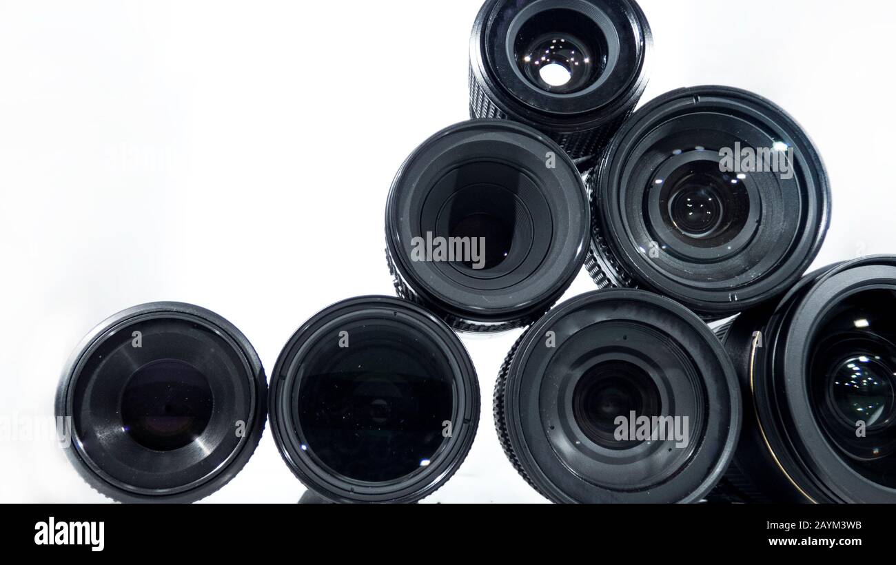 Raccolta di obiettivi della fotocamera isolati su sfondo bianco. Foto Stock