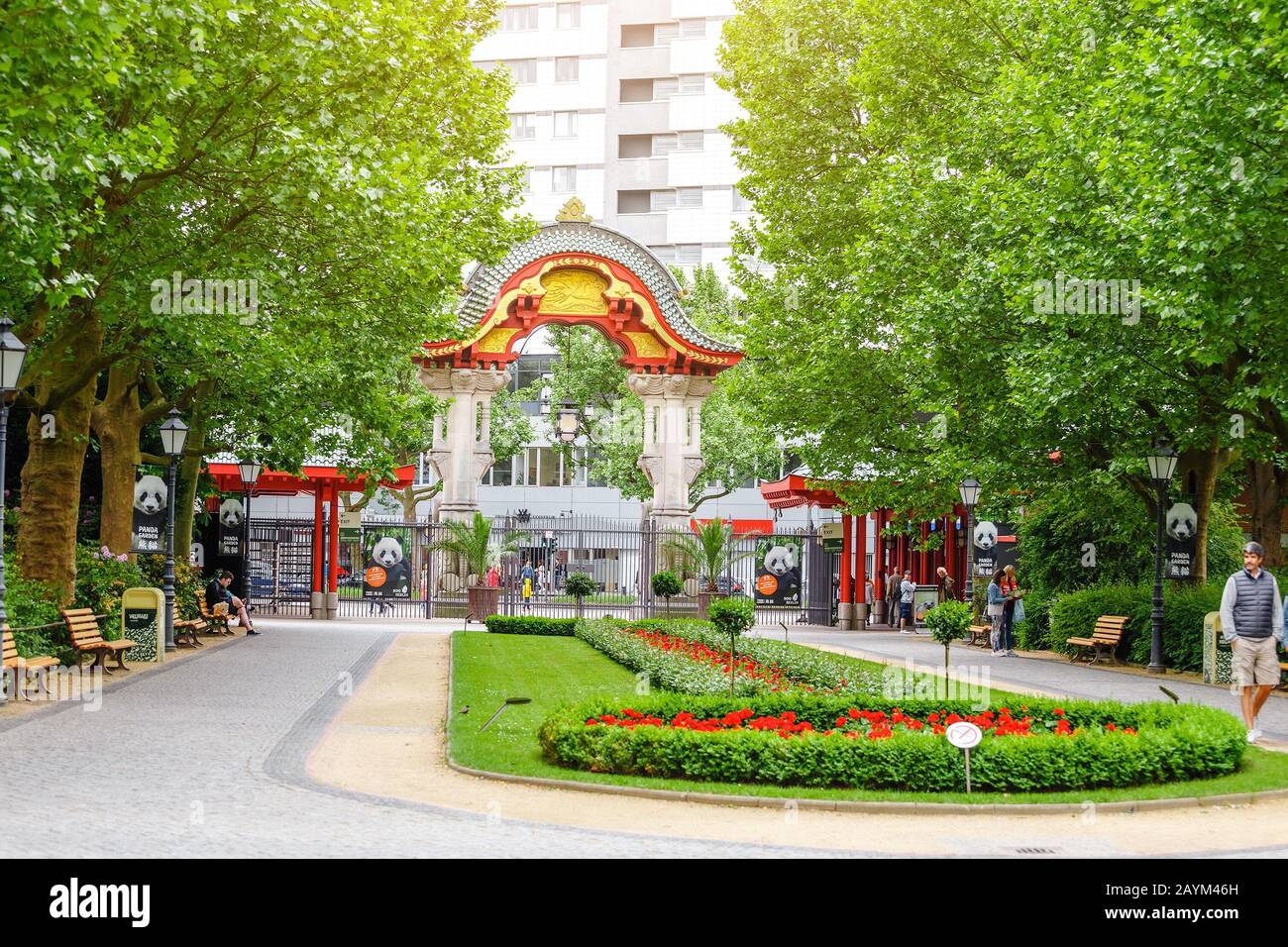 18 MAGGIO 2018, BERLINO, GERMANIA: Porte colorate per lo zoo di Berlino Foto Stock