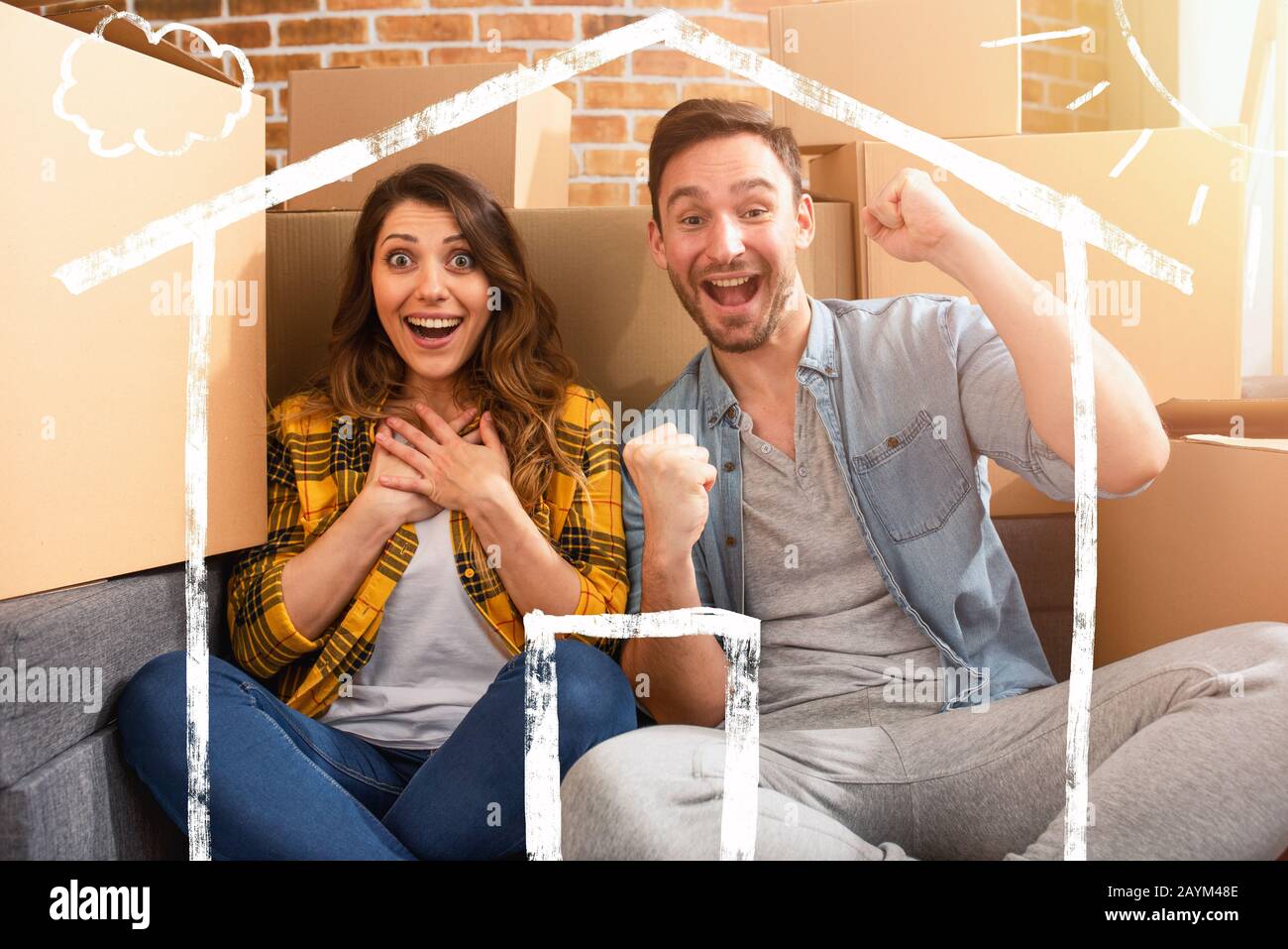 La coppia felice ha trovato una nuova casa e hanno bisogno di organizzare tutti i pacchetti. Concetto di successo, cambiamento, positività e futuro Foto Stock