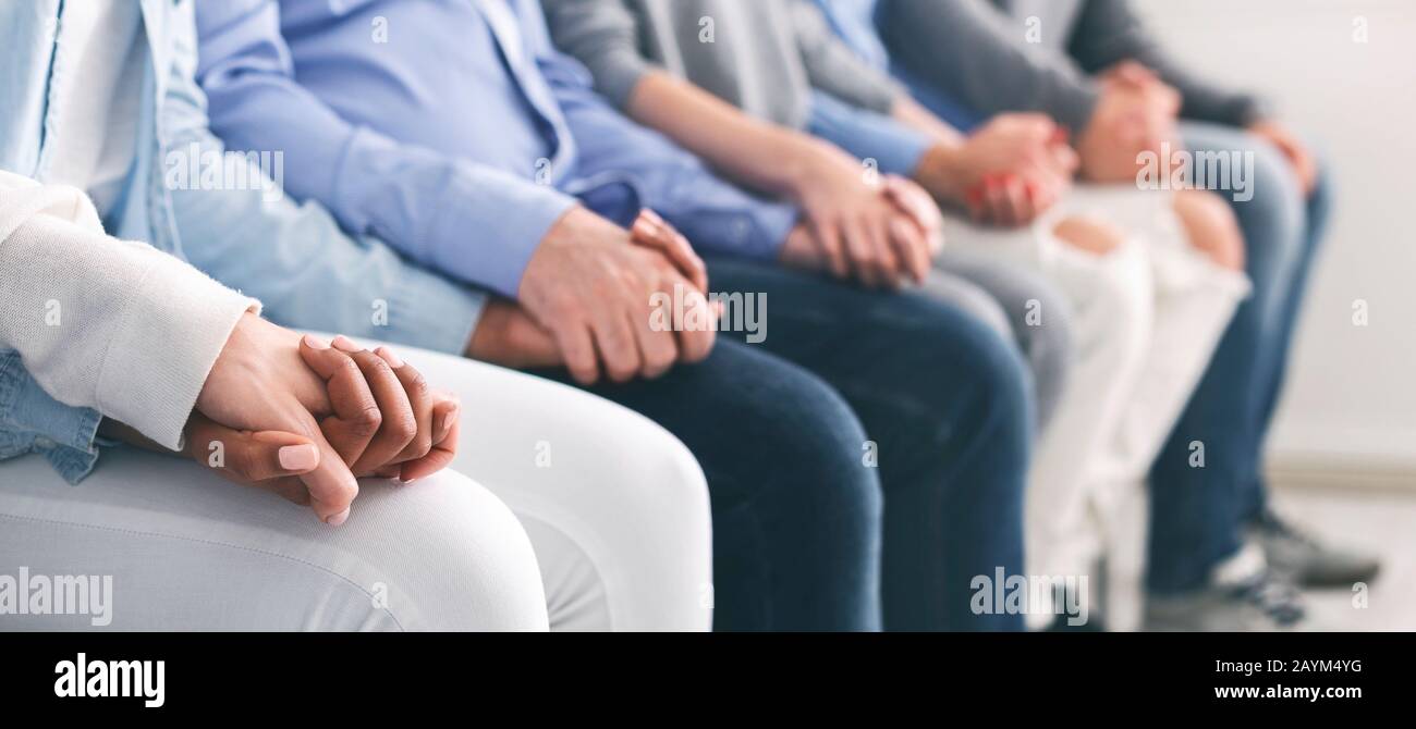 Persone Diverse E Irriconoscibili Che Si Sostengono A Vicenda Durante La Sessione Di Terapia Foto Stock