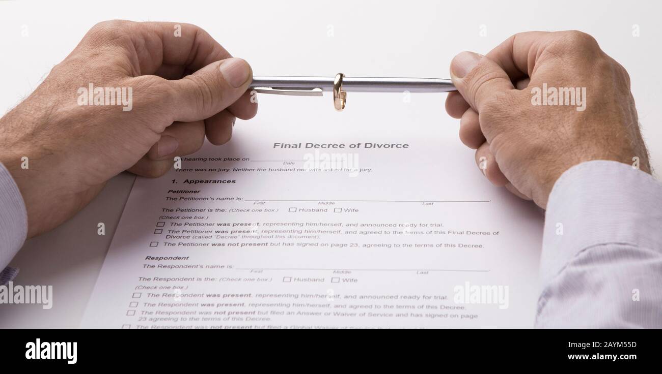 Marito che scrive i documenti di divorzio o accordo premaritale Foto Stock