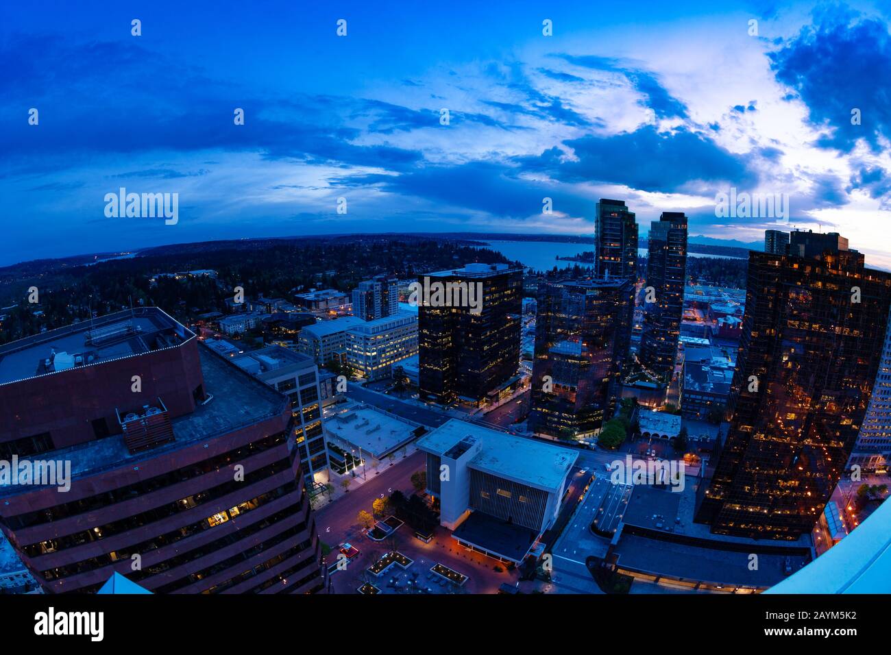 Panorama serale della città di Bellevue nel centro di King County, Stati Uniti, di fronte al lago Washington da Seattle Foto Stock