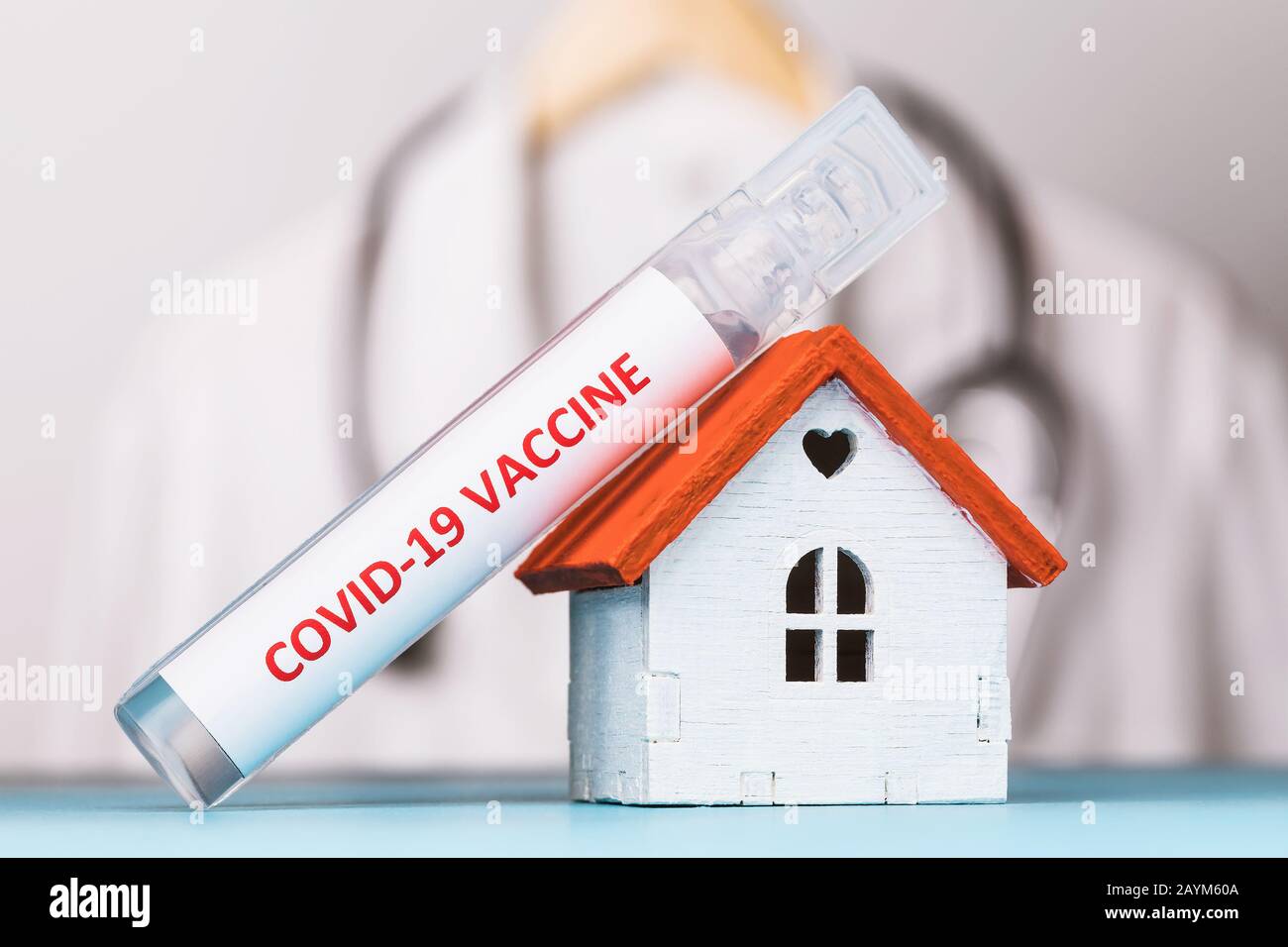 Fiala con vaccino contro il coronavirus COVID-19, da vicino. Concetto di medicina familiare Foto Stock