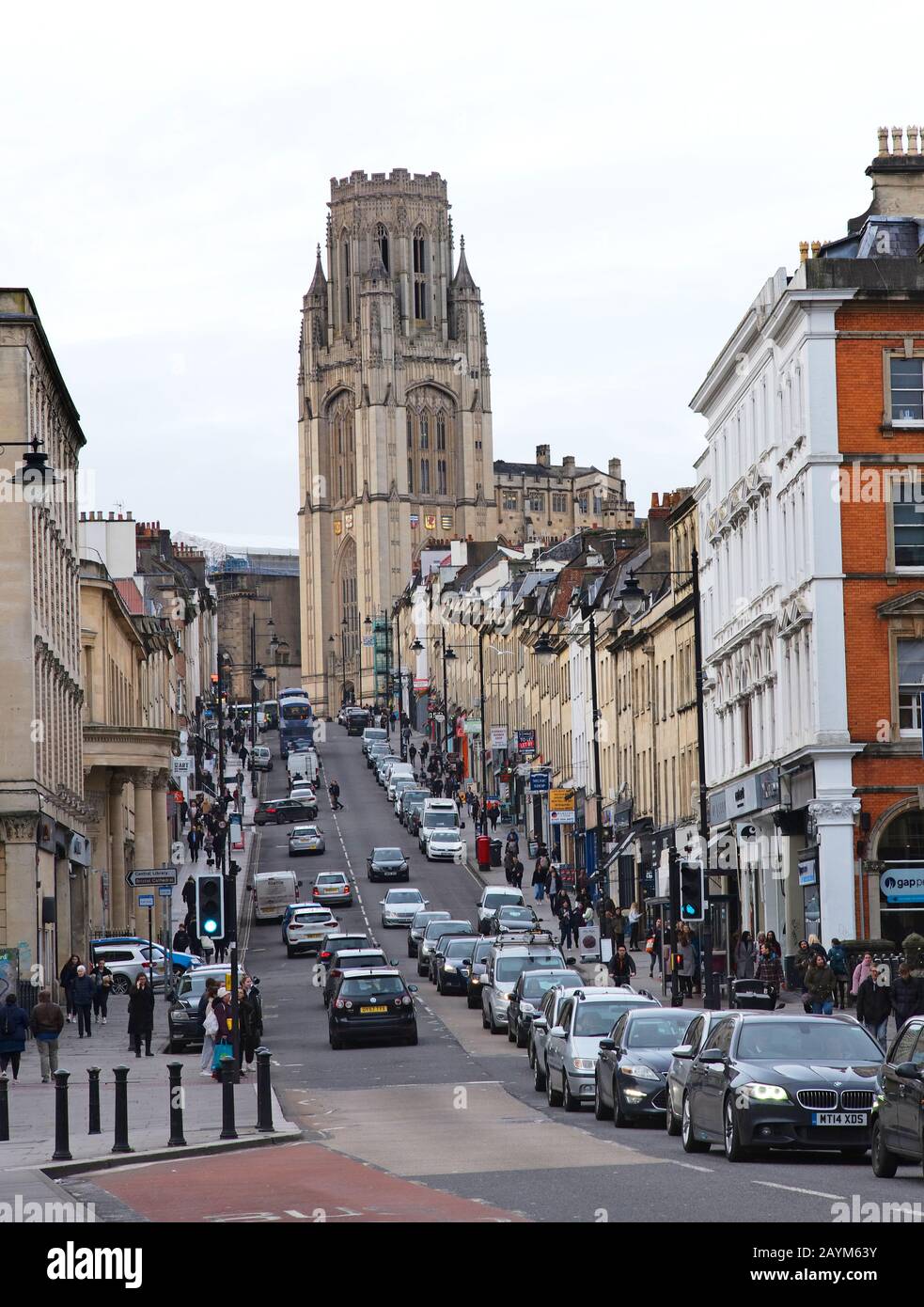 Ammira Park Street a Bristol, Inghilterra, verso la Wills Memorial Building Tower e la Bristol School of Law, parte della Bristol University. Foto Stock