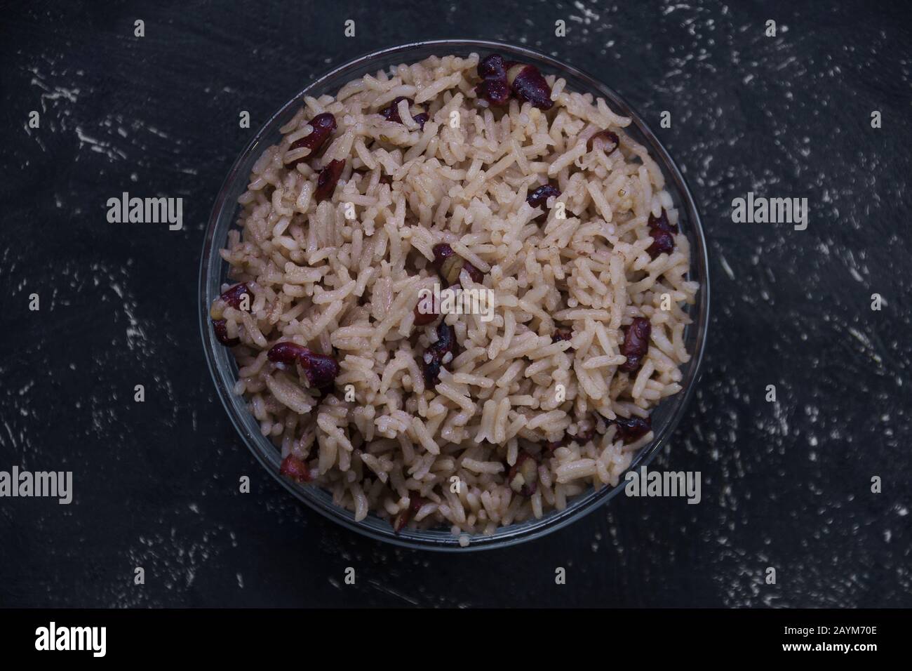 Vista dall'alto di una pentola con moros e cristianos conosciuto anche come riso congri o gallo pinto in america latina Foto Stock
