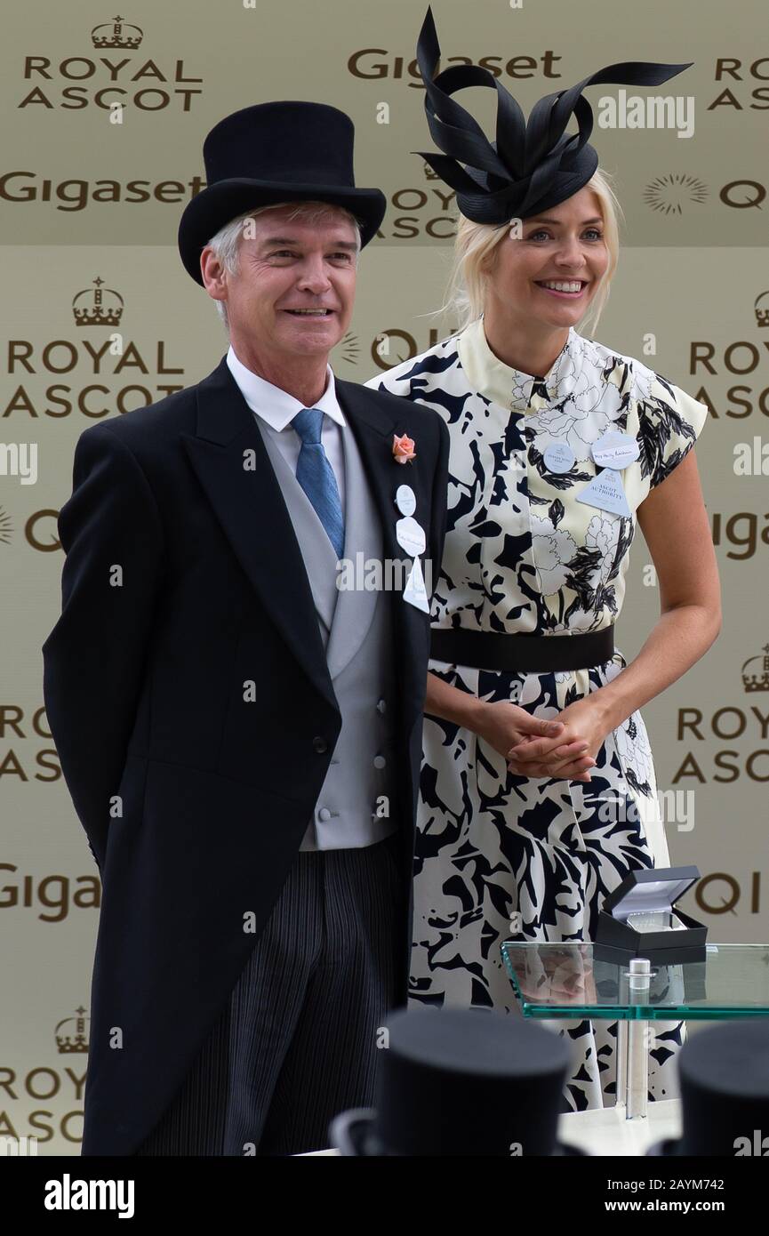 Giorno Quattro, Royal Ascot, Ascot, Berkshire, Regno Unito. 23rd giugno 2017. ITV Questa Mattina la televisione presenter Phillip Schofield e Holly Willoughby presentano i proprietari e gli addestratori vincitori del re Edward VII Stakes con i loro premi. La gara è stata vinta dal fantino Adam Kirby sul cavallo Permian. Credito: Maureen Mclean/Alamy Foto Stock Giorno Quattro, Royal Ascot, Ascot, Berkshire, Regno Unito. 23rd giugno 2017. ITV Questa Mattina la televisione presenter Phillip Schofield e Holly Willoughby presentano i proprietari e gli addestratori vincitori del re Edward VII Stakes con i loro premi. La gara è stata vinta dal fantino Adam Kirby sul cavallo Permian. Credito: Maureen Mclean/Alamy Foto Stock