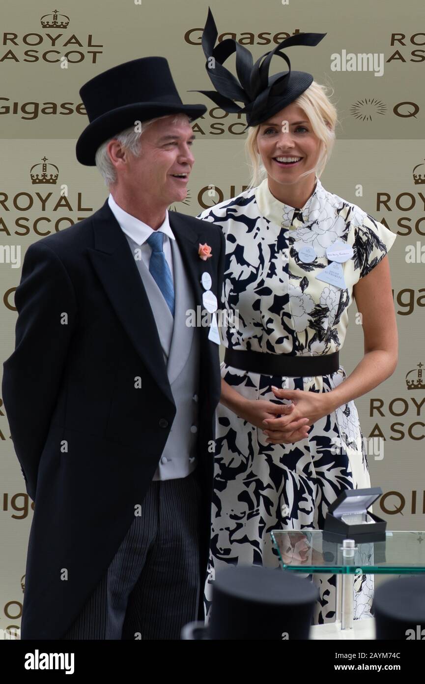 Giorno Quattro, Royal Ascot, Ascot, Berkshire, Regno Unito. 23rd giugno 2017. ITV Questa Mattina la televisione presenter Phillip Schofield e Holly Willoughby presentano i proprietari e gli addestratori vincitori del re Edward VII Stakes con i loro premi. La gara è stata vinta dal fantino Adam Kirby sul cavallo Permian. Credito: Maureen Mclean/Alamy Foto Stock Giorno Quattro, Royal Ascot, Ascot, Berkshire, Regno Unito. 23rd giugno 2017. ITV Questa Mattina la televisione presenter Phillip Schofield e Holly Willoughby presentano i proprietari e gli addestratori vincitori del re Edward VII Stakes con i loro premi. La gara è stata vinta dal fantino Adam Kirby sul cavallo Permian. Credito: Maureen Mclean/Alamy Foto Stock
