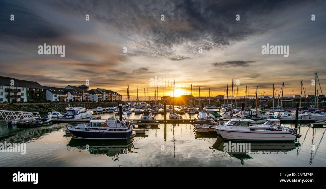 Aberystwyth, Ceredigion , Galles. Una città universitaria rinomata per gli splendidi tramonti e le tempestose giornate. Foto Stock