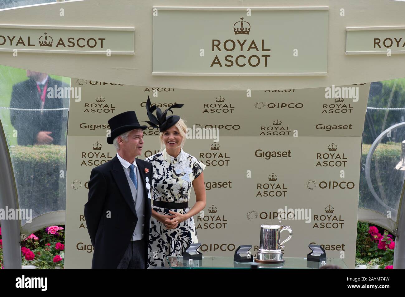 Giorno Quattro, Royal Ascot, Ascot, Berkshire, Regno Unito. 23rd giugno 2017. ITV Questa Mattina la televisione presenter Phillip Schofield e Holly Willoughby presentano i proprietari e gli addestratori vincitori del re Edward VII Stakes con i loro premi. La gara è stata vinta dal fantino Adam Kirby sul cavallo Permian. Credito: Maureen Mclean/Alamy Foto Stock Giorno Quattro, Royal Ascot, Ascot, Berkshire, Regno Unito. 23rd giugno 2017. ITV Questa Mattina la televisione presenter Phillip Schofield e Holly Willoughby presentano i proprietari e gli addestratori vincitori del re Edward VII Stakes con i loro premi. La gara è stata vinta dal fantino Adam Kirby sul cavallo Permian. Credito: Maureen Mclean/Alamy Foto Stock